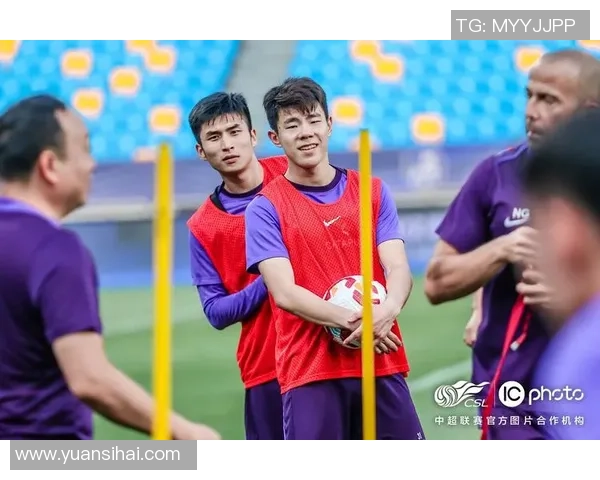 足球明星在比赛中拿走饮料引发热议网友纷纷评论其举动背后的意义